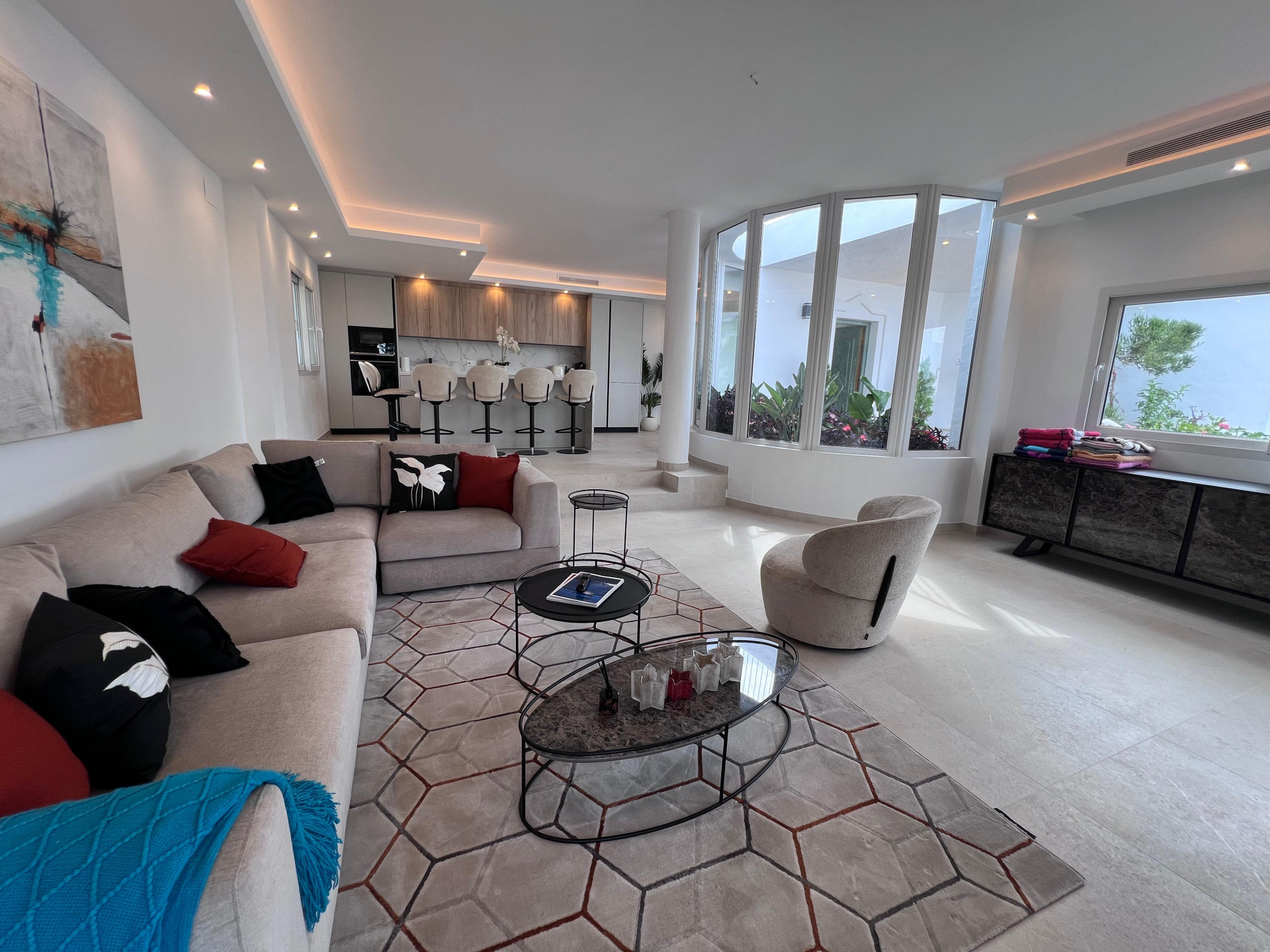 Casa de 4 Dormitorios y 3 Baños en alquiler en Las Chapas, Marbella