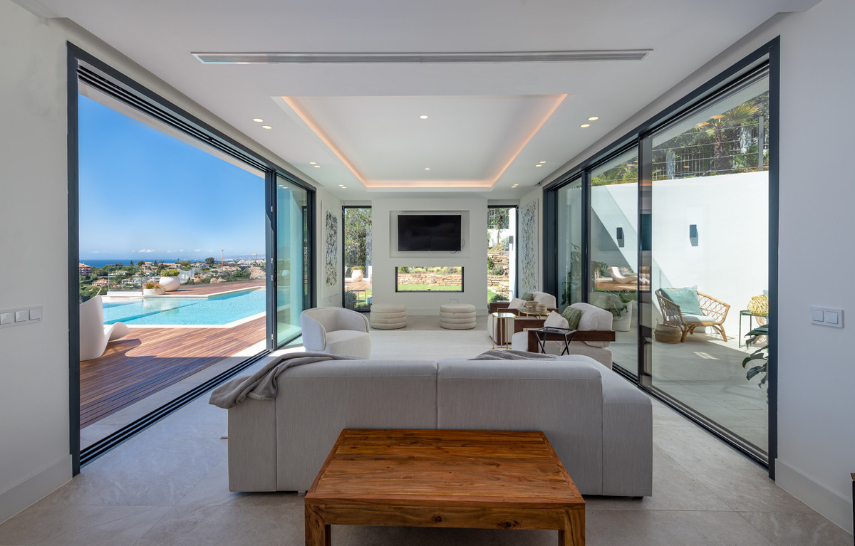 5 Bed, 4 Bath - Villa for Sale in Rio Real, Marbella