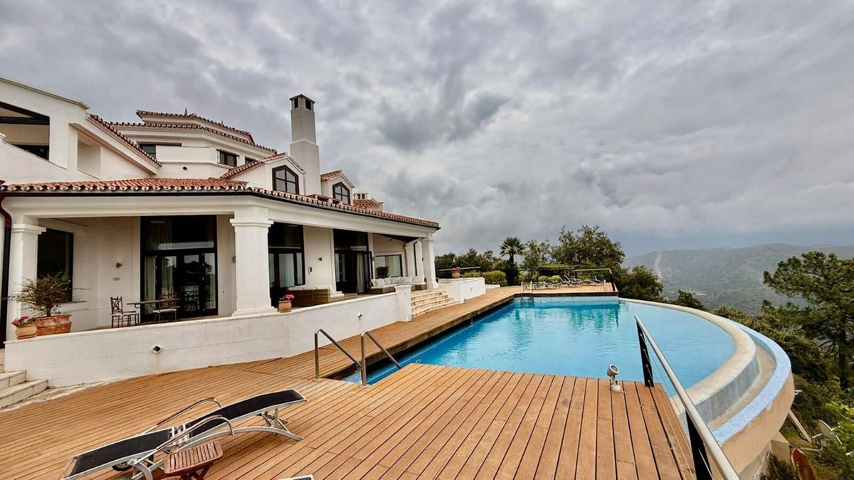 Casa de 5 Dormitorios en alquiler vacacional en La Zagaleta, Benahavís