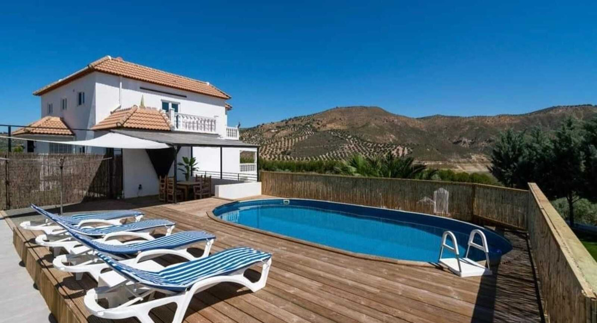 Casa de 6 Dormitorios en venta en Iznajar