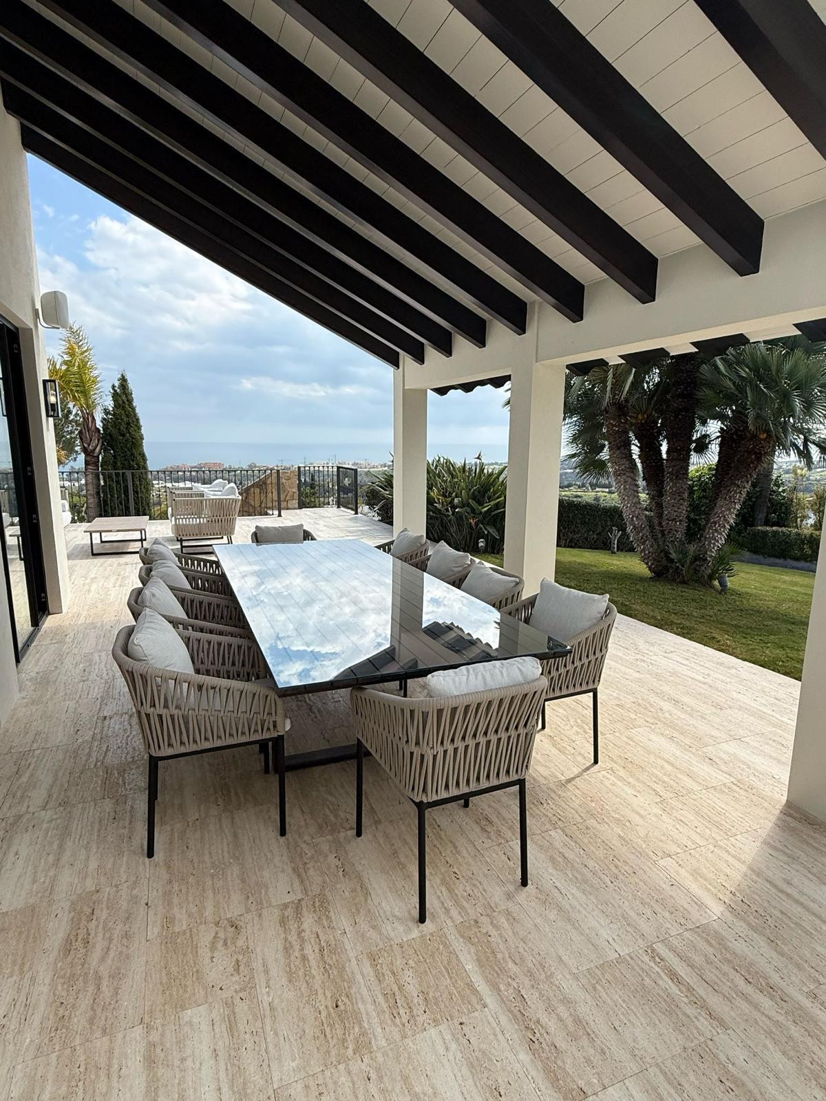 Casa de 6 Dormitorios y 6 Baños en alquiler en Estepona