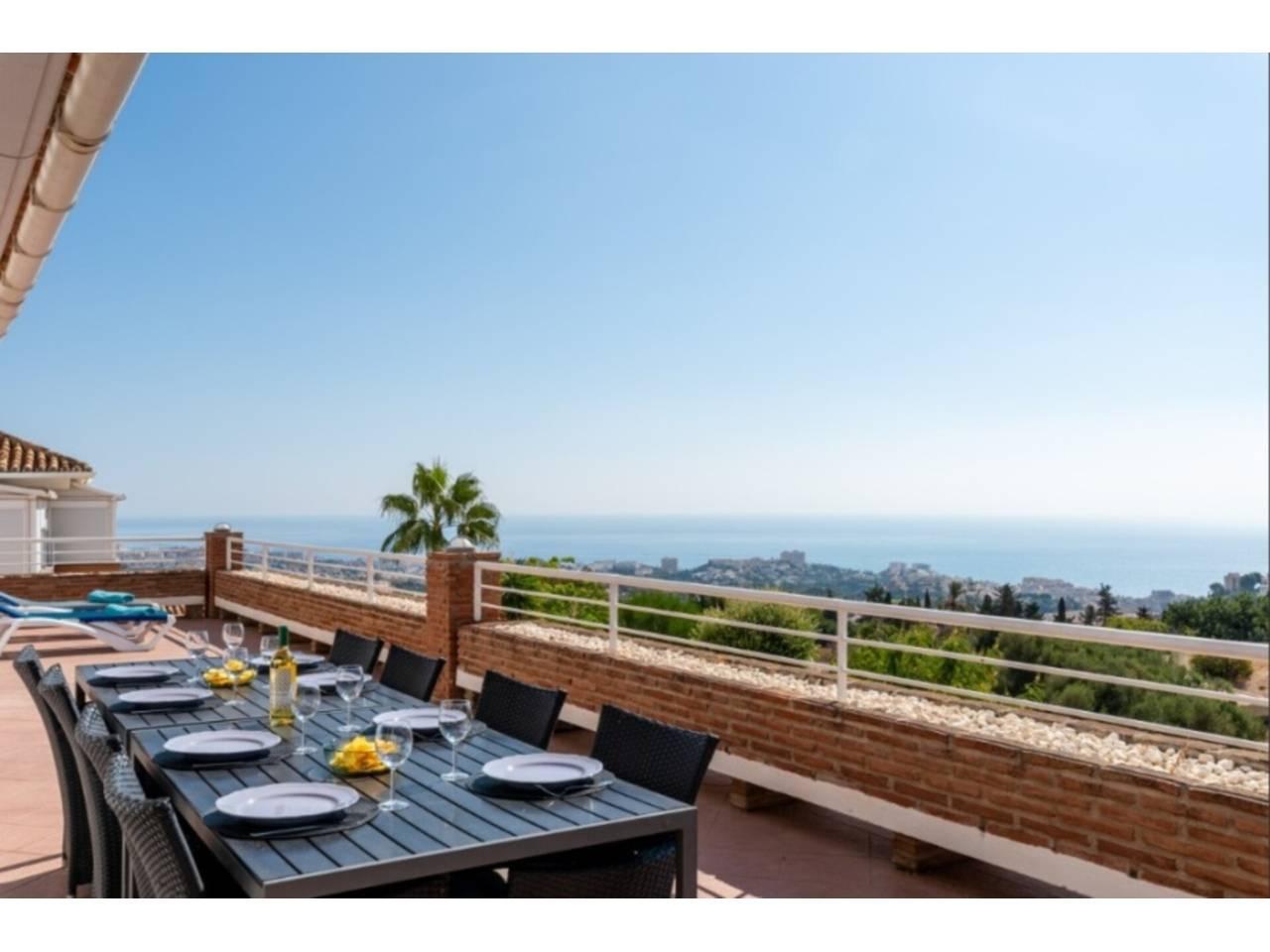 Casa de 7 Dormitorios y 5 Baños en alquiler vacacional en Torrequebrada, Benalmádena