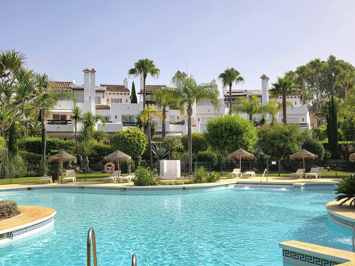 Casa Adosada de 3 Dormitorios y 4 Baños en venta en Cancelada, Estepona