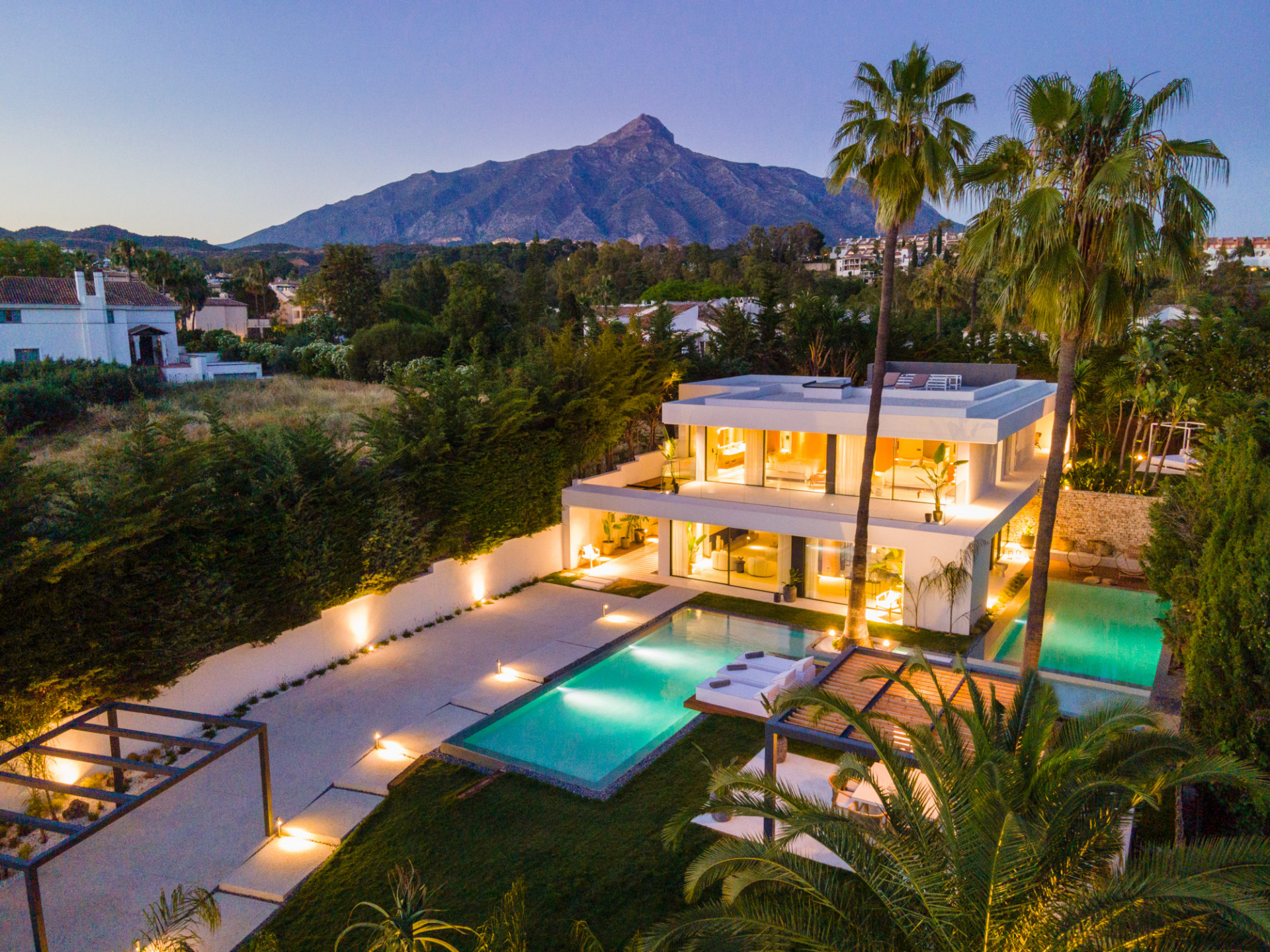 4 Bed - Villa for Sale in Nueva Andalucia, Marbella