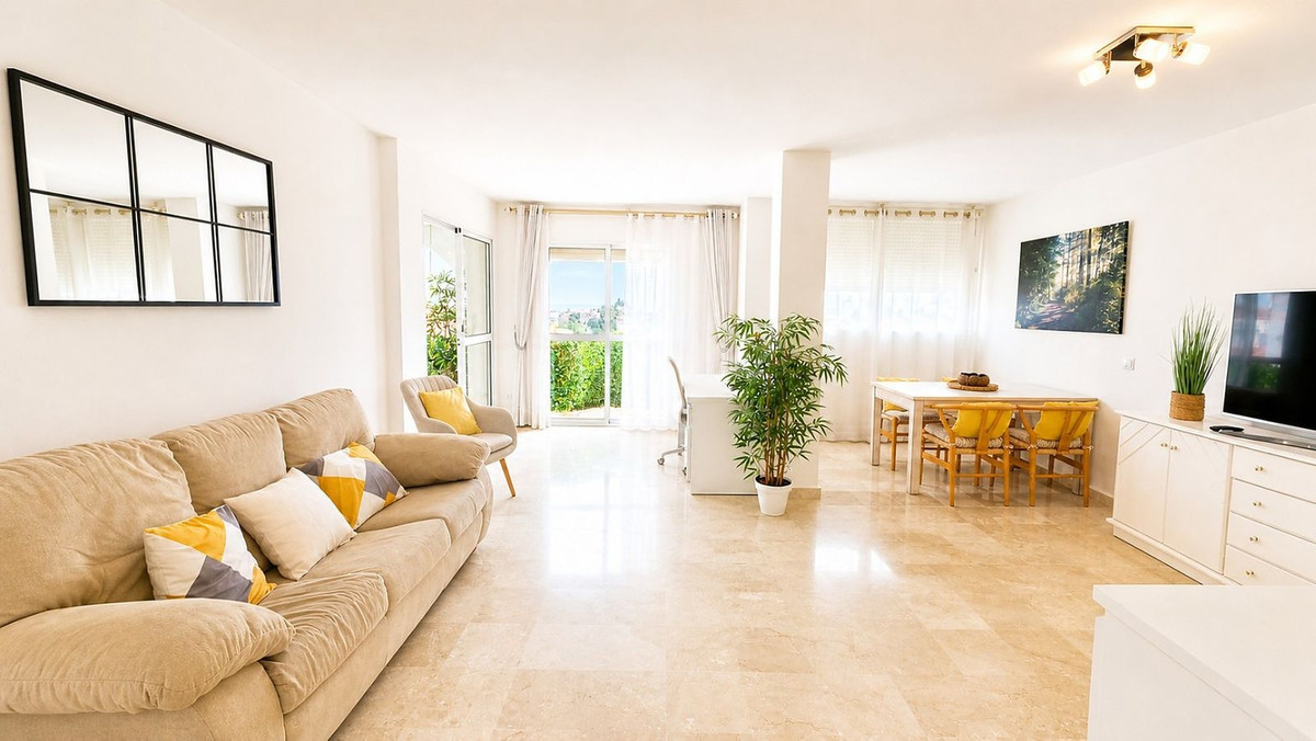 Piso de 2 Dormitorios y 2 Baños en venta en Atalaya, Estepona