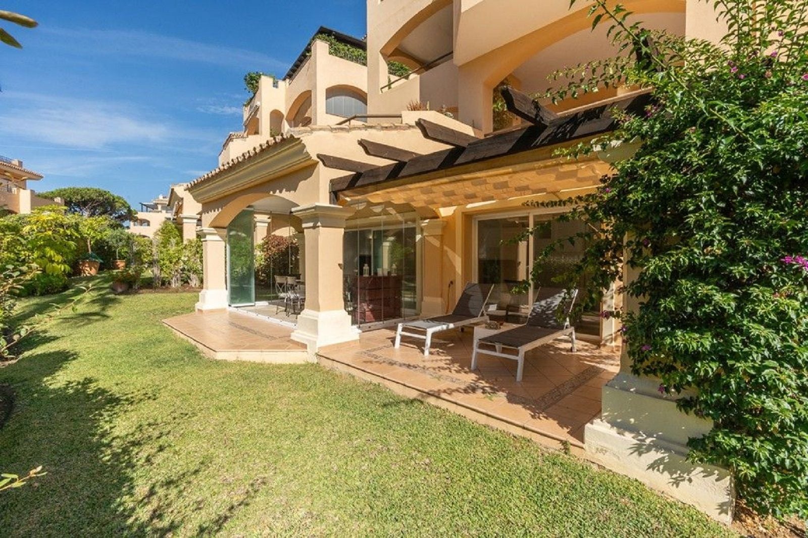 Piso de 3 Dormitorios en venta en Elviria, Marbella