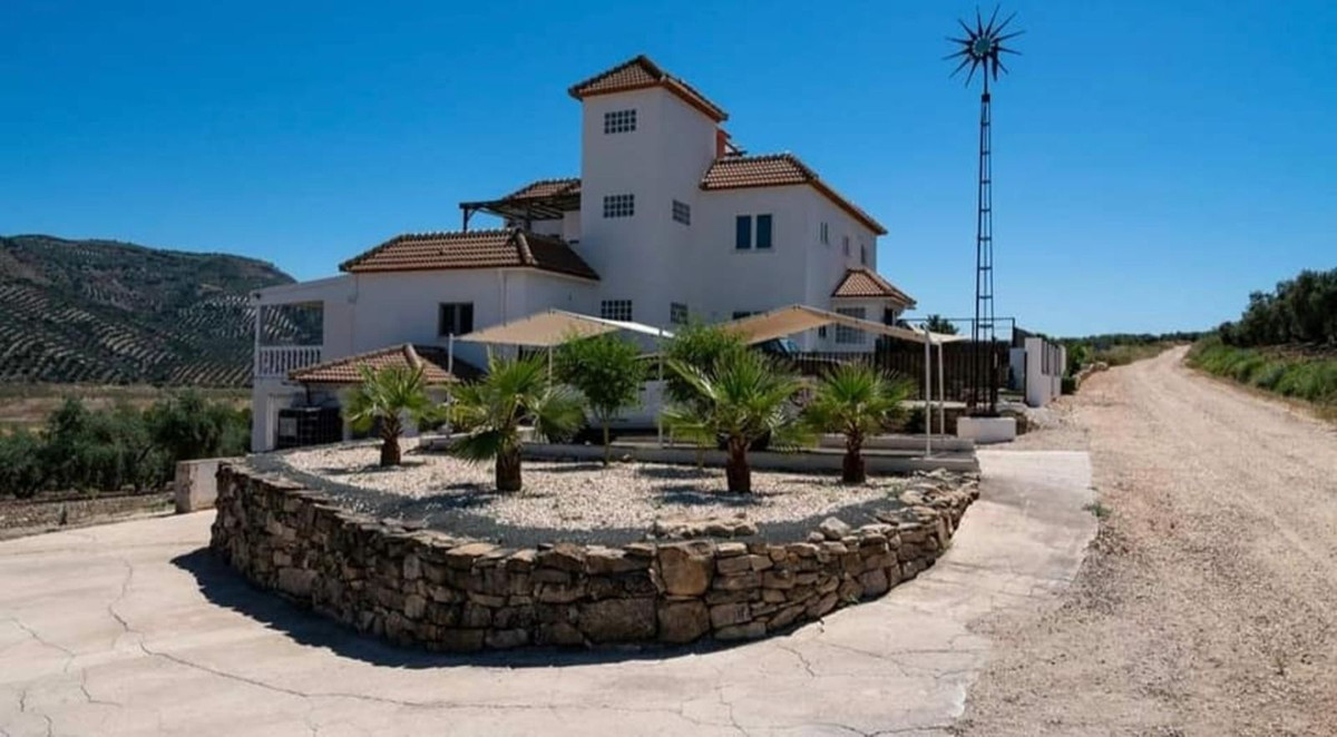 Casa de 6 Dormitorios en venta en Iznajar