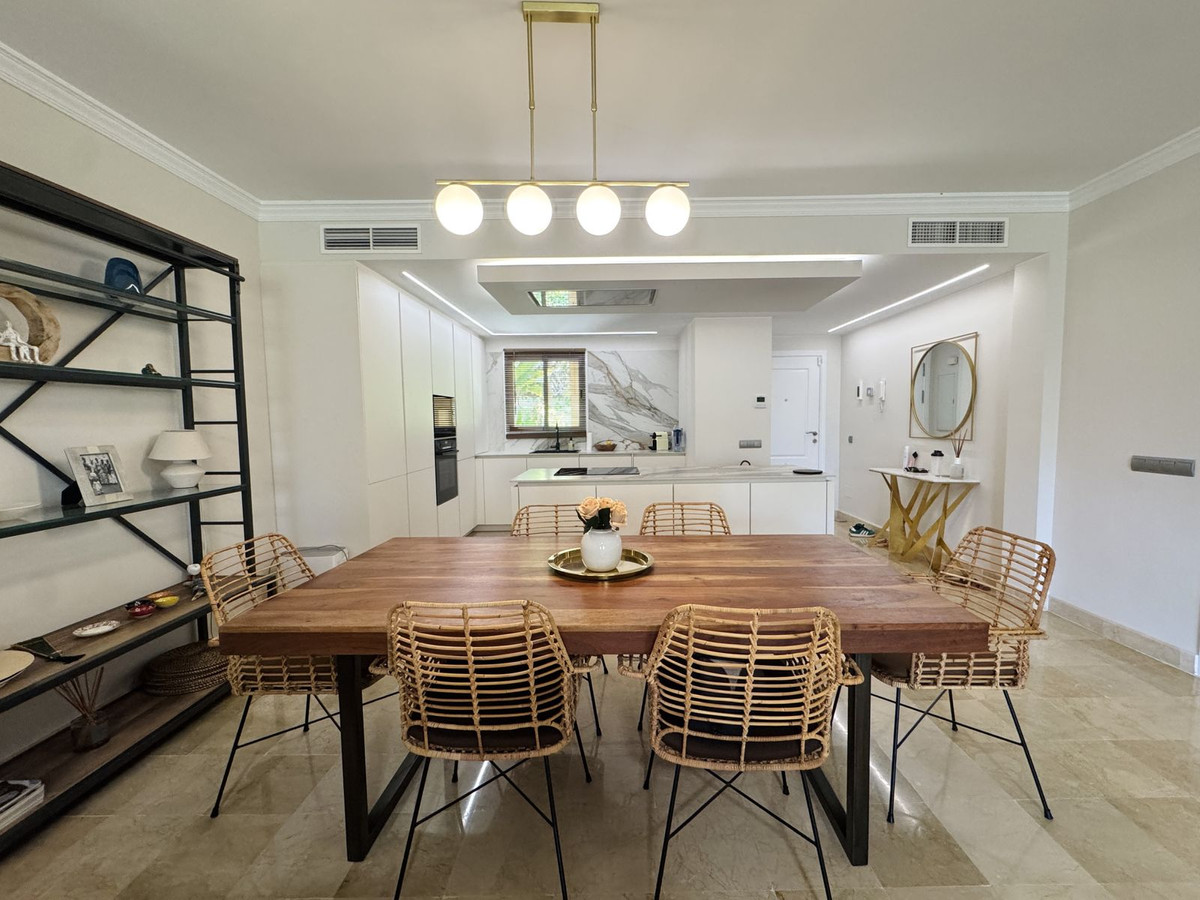Piso de 2 Dormitorios en venta en Estepona