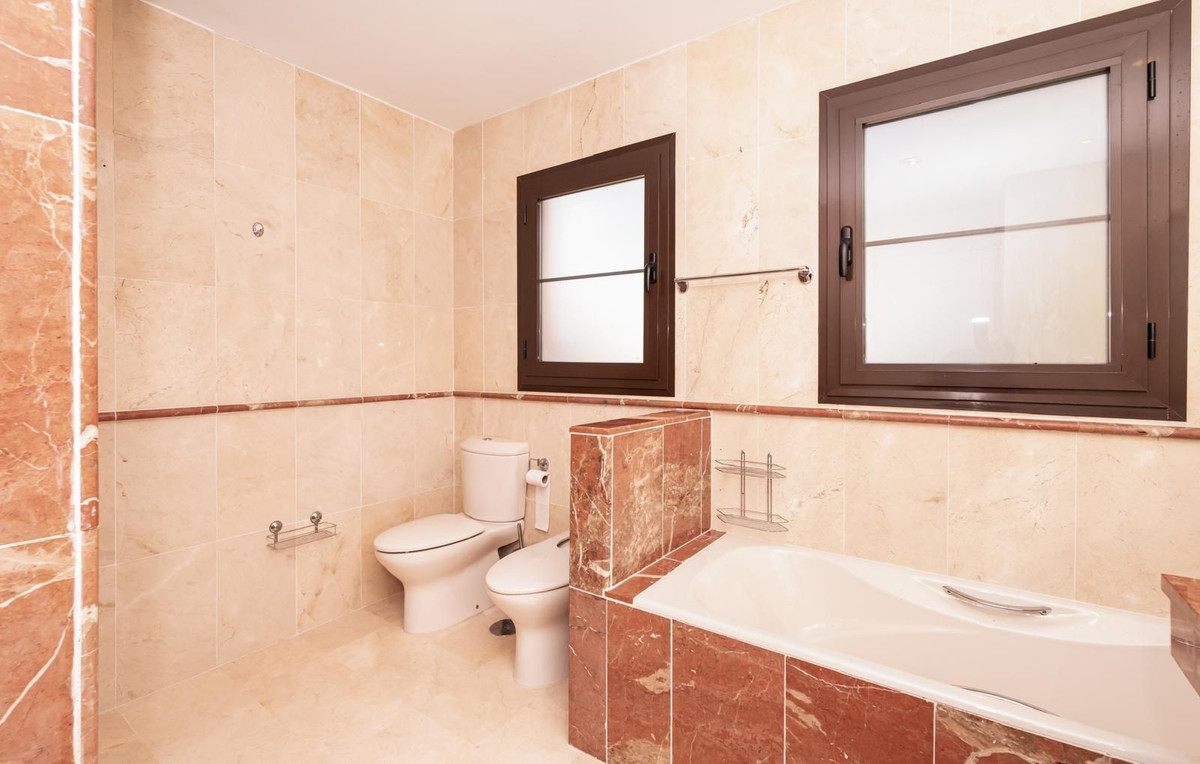 Piso de 4 Dormitorios y 3 Baños en venta en Estepona