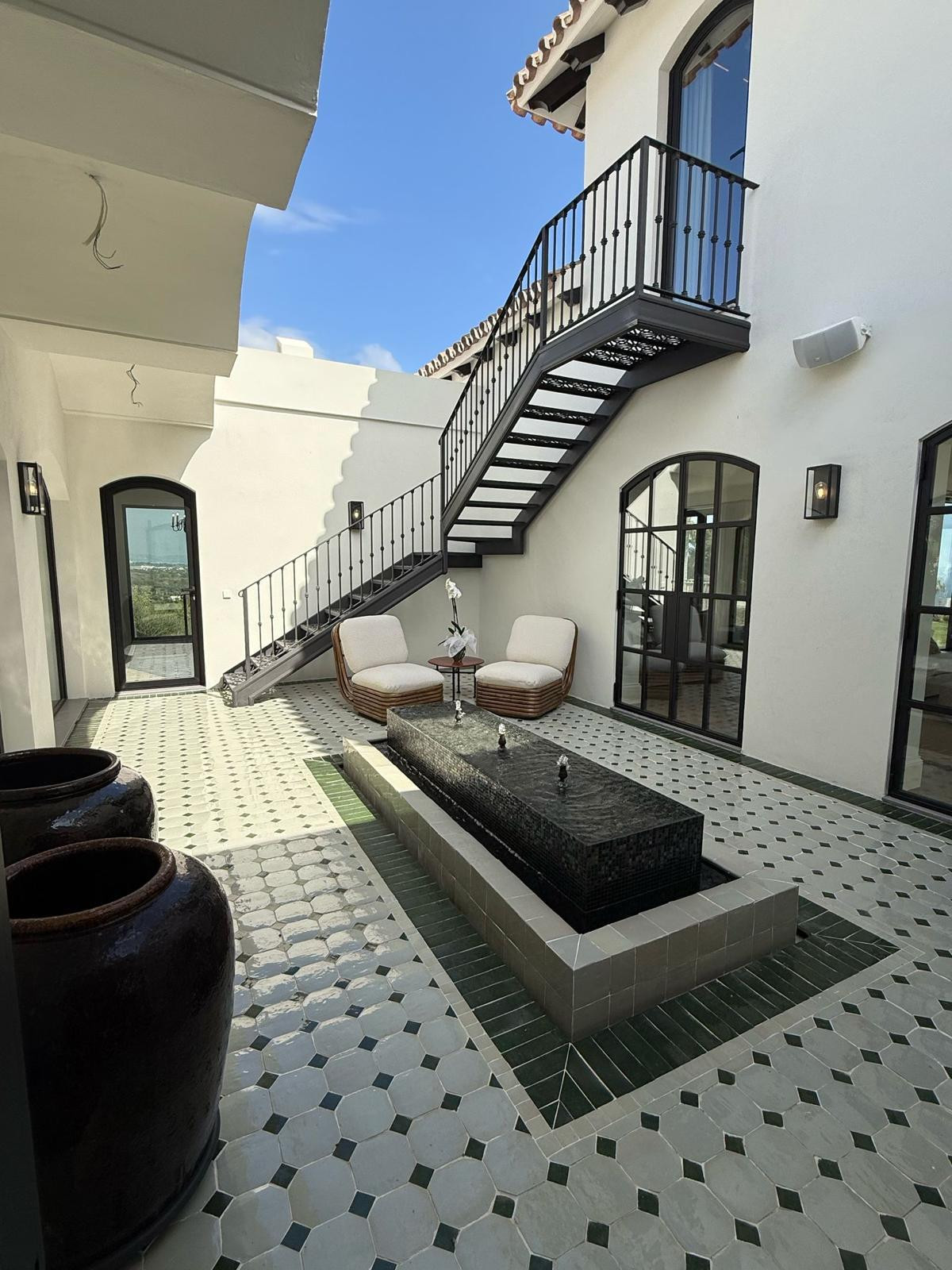 Casa de 6 Dormitorios y 6 Baños en alquiler en Estepona