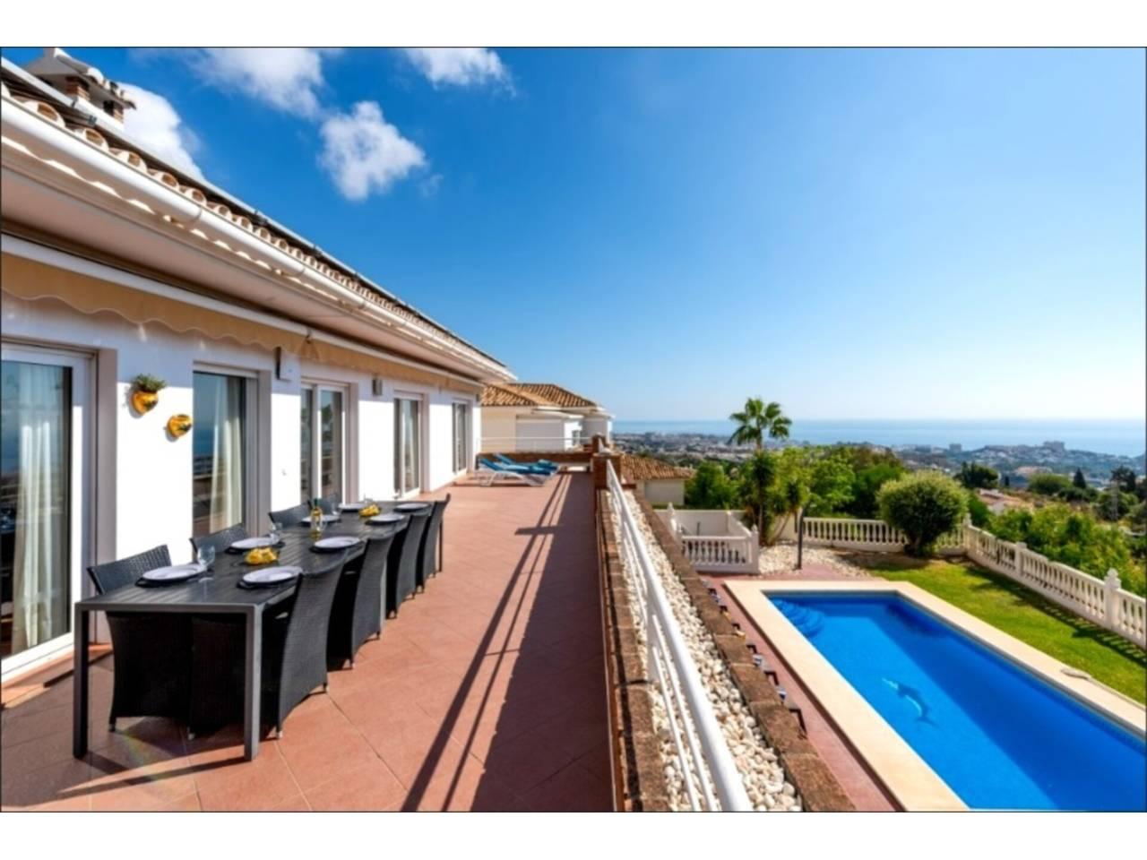 Casa de 7 Dormitorios y 5 Baños en alquiler vacacional en Torrequebrada, Benalmádena