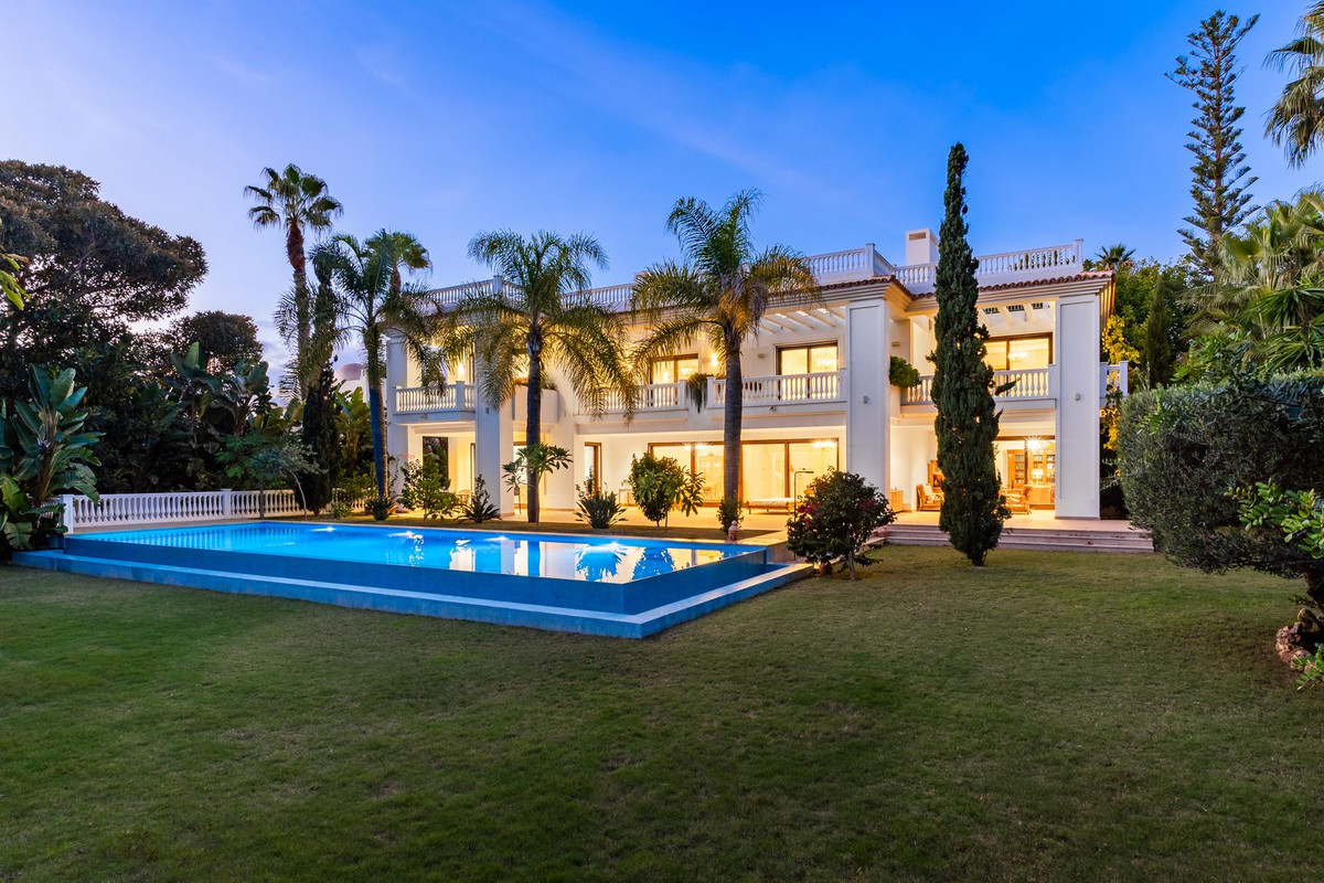 Casa de 7 Dormitorios y 8 Baños en venta en Guadalmina Baja, San Pedro de Alcántara