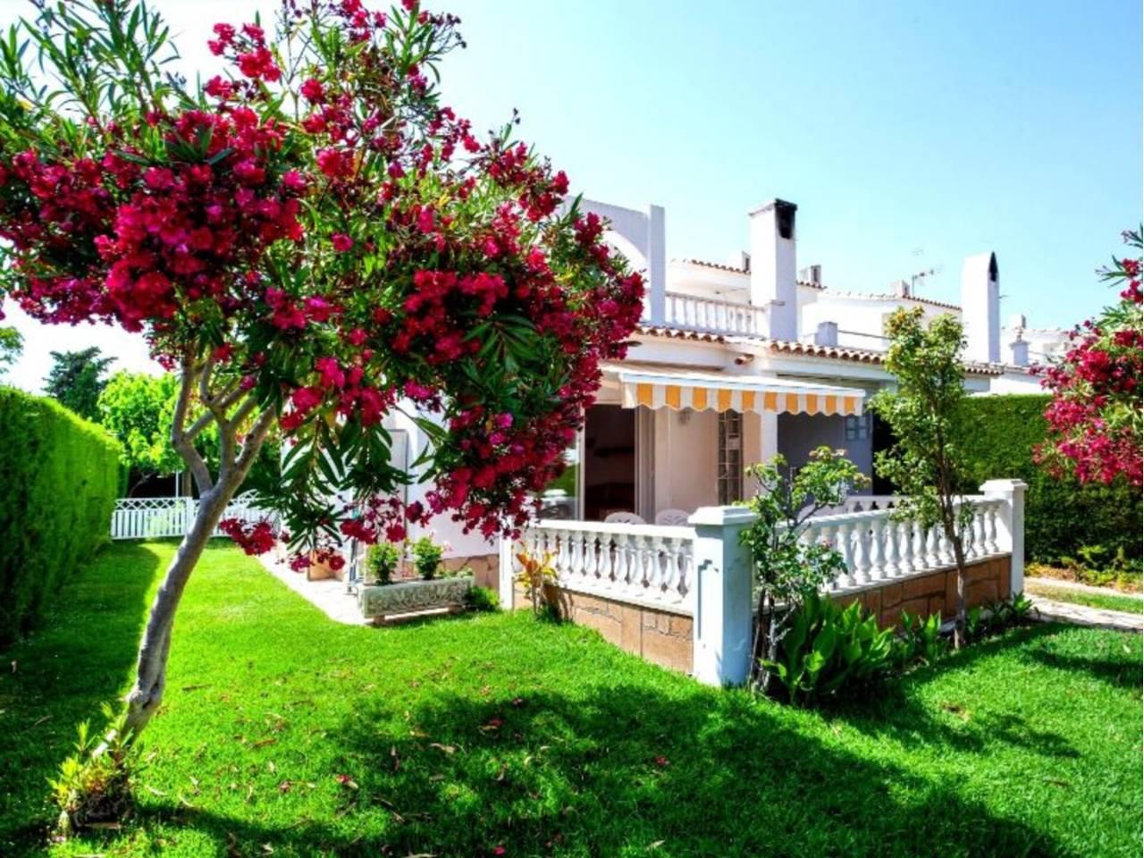 Casa Adosada de 4 Dormitorios en alquiler vacacional en Mont-Roig del Camp