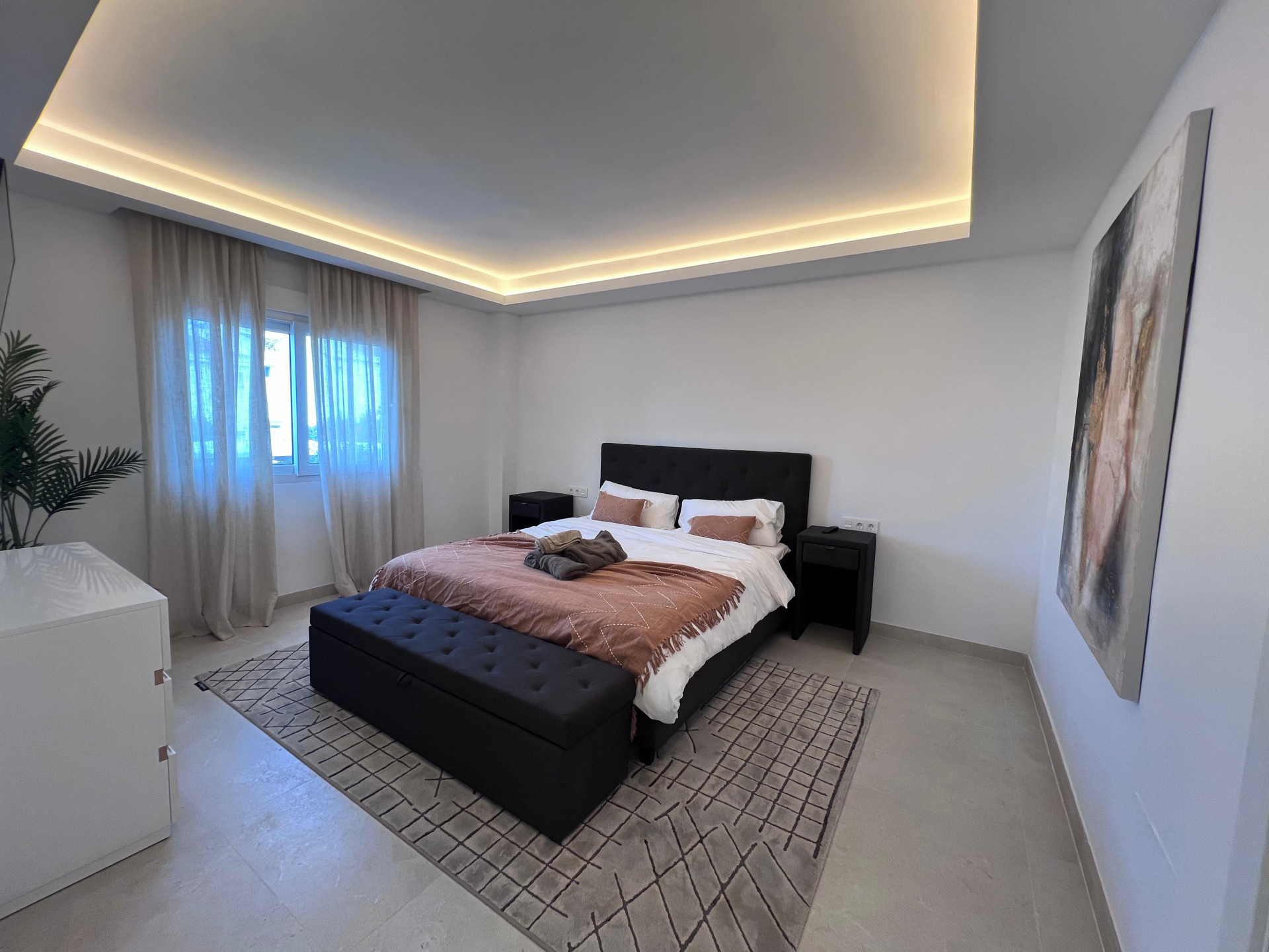 Casa de 4 Dormitorios y 3 Baños en alquiler en Las Chapas, Marbella