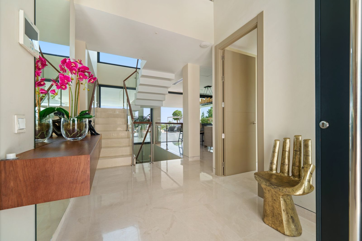 5 спални, 6 бани - Вила за продажба в Nueva Andalucia, Marbella