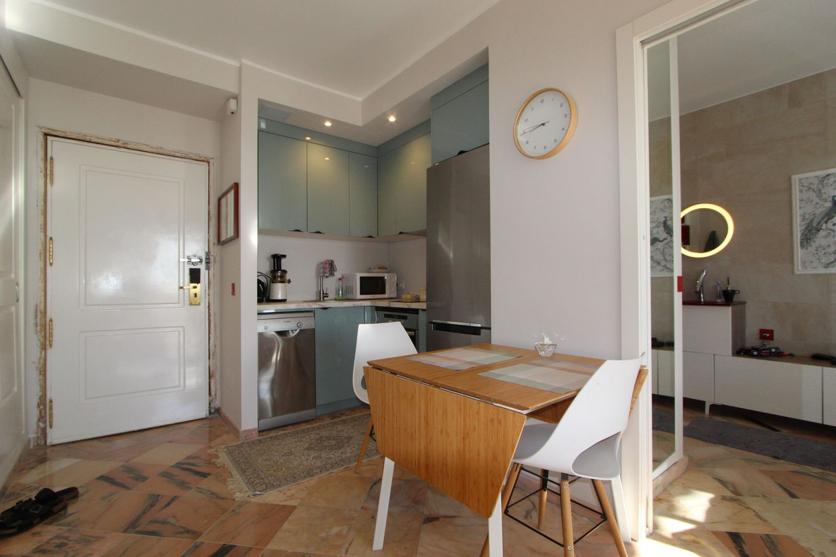 Piso de 1 Dormitorio y 1 Baño en venta en Elviria, Marbella