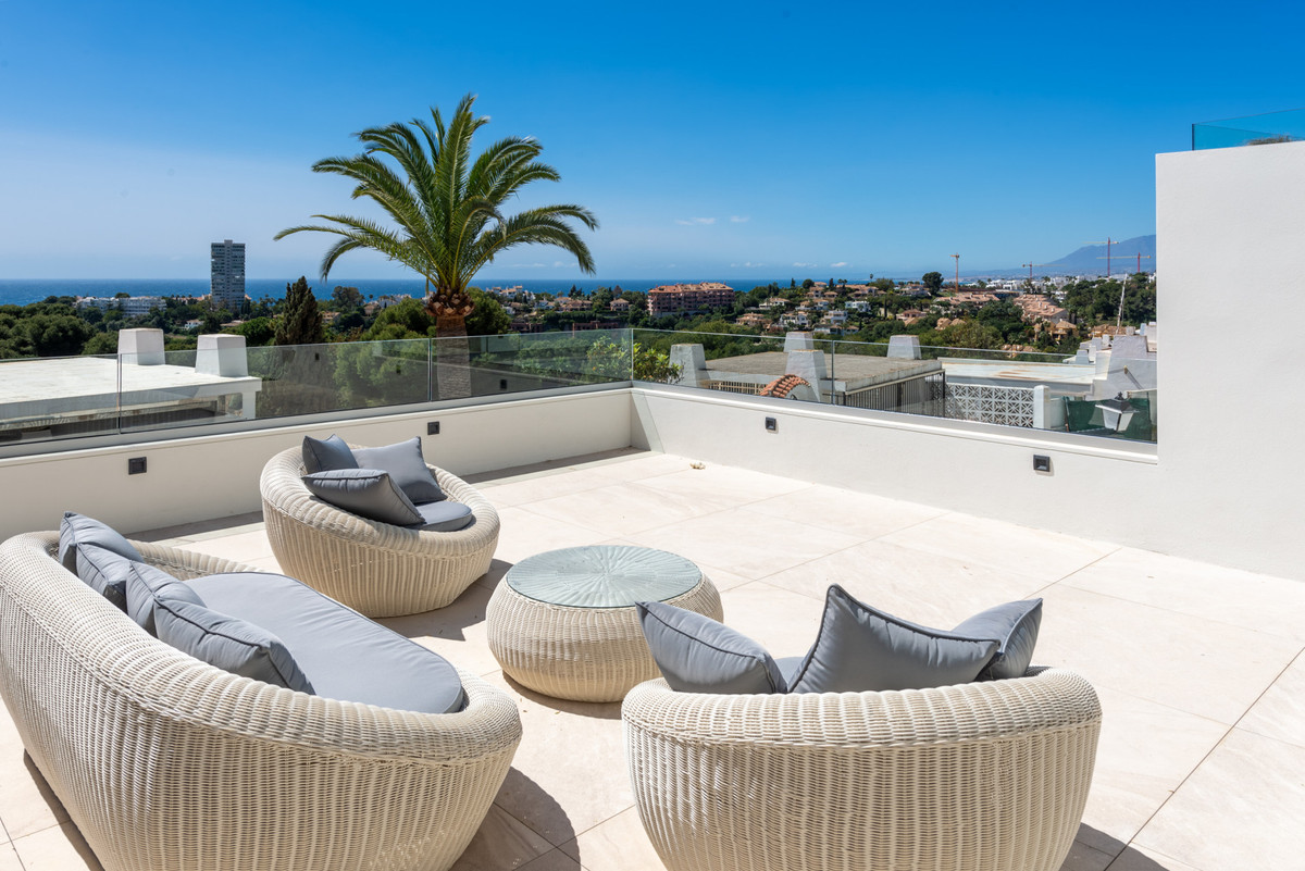 5 Bed, 4 Bath - Villa for Sale in Rio Real, Marbella