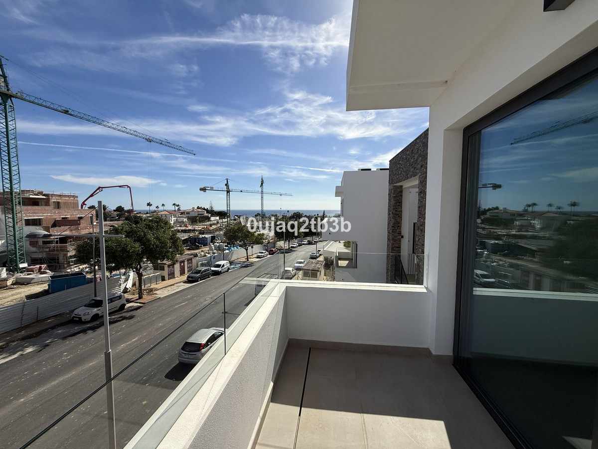 Ático de 3 Dormitorios y 3 Baños en venta en Estepona