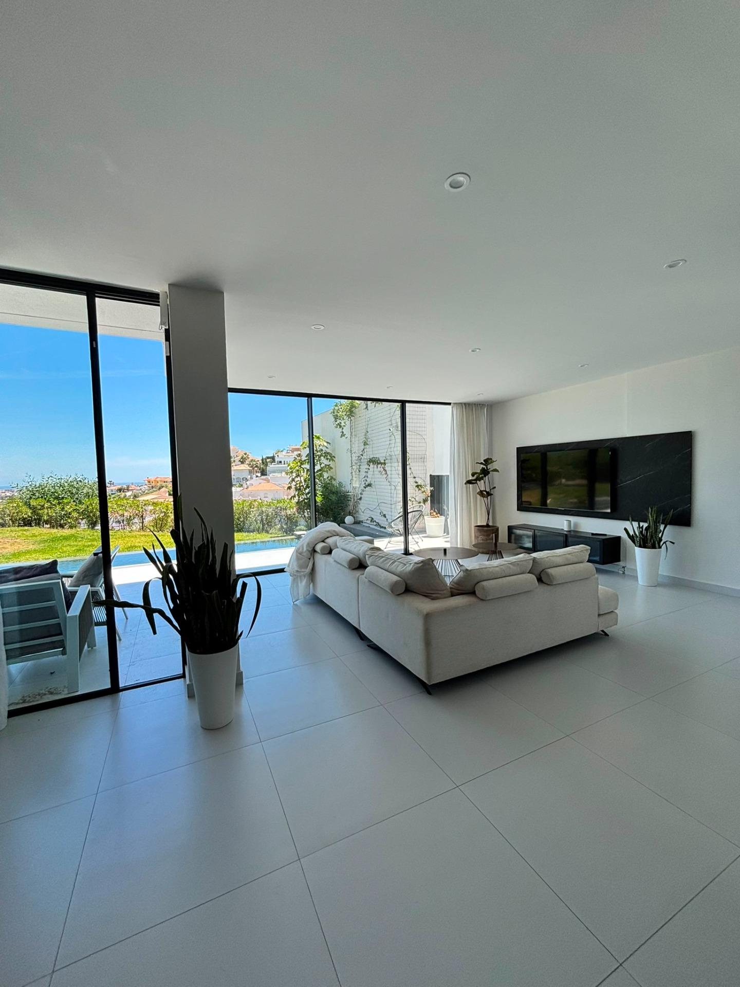 Casa de 5 Dormitorios en venta en Cerros del Aguila, Mijas