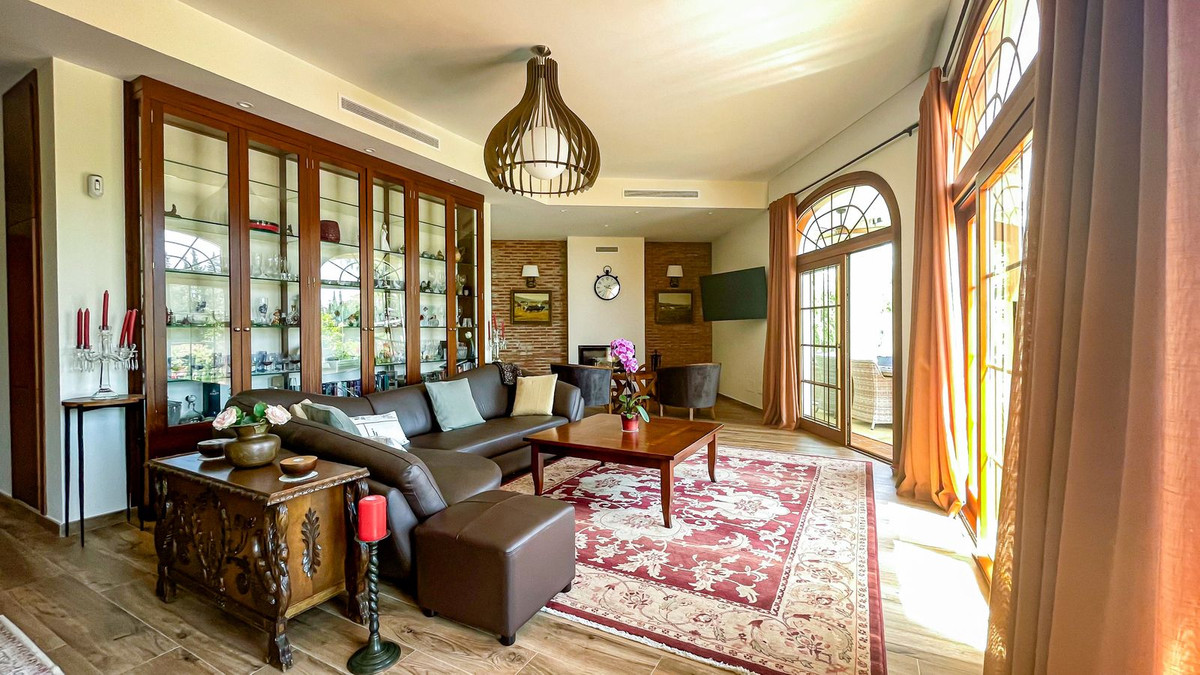 Casa de 6 Dormitorios en alquiler vacacional en El Rosario, Marbella