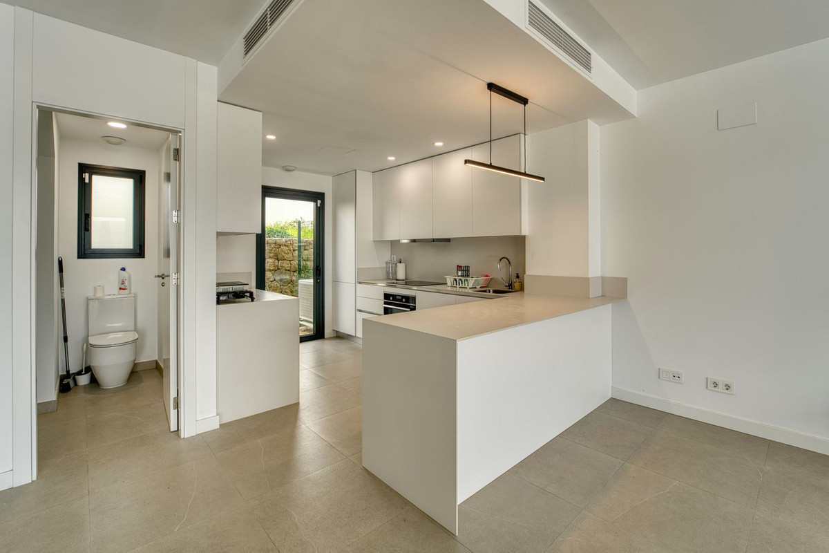 Casa Adosada de 3 Dormitorios y 2 Baños en venta en Atalaya, Estepona