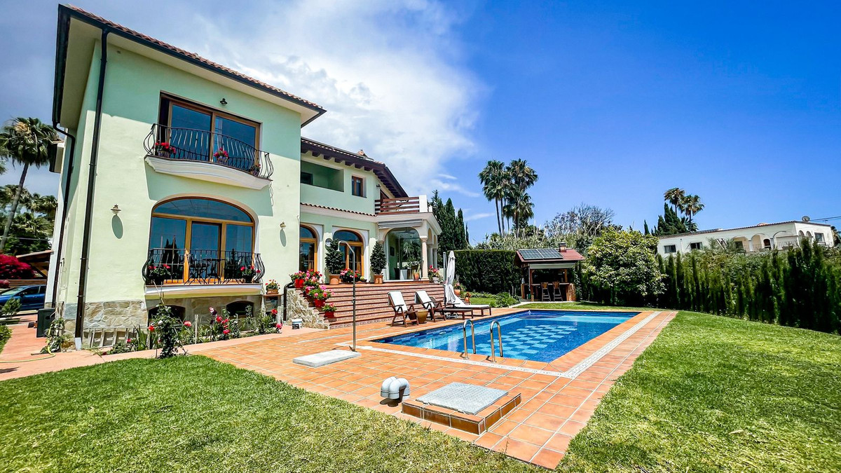 Casa de 6 Dormitorios en alquiler vacacional en El Rosario, Marbella