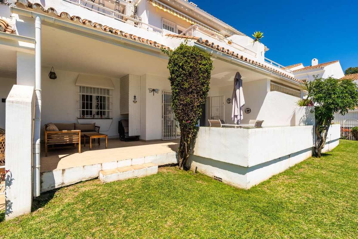 Piso de 2 Dormitorios en venta en El Paraíso, Estepona