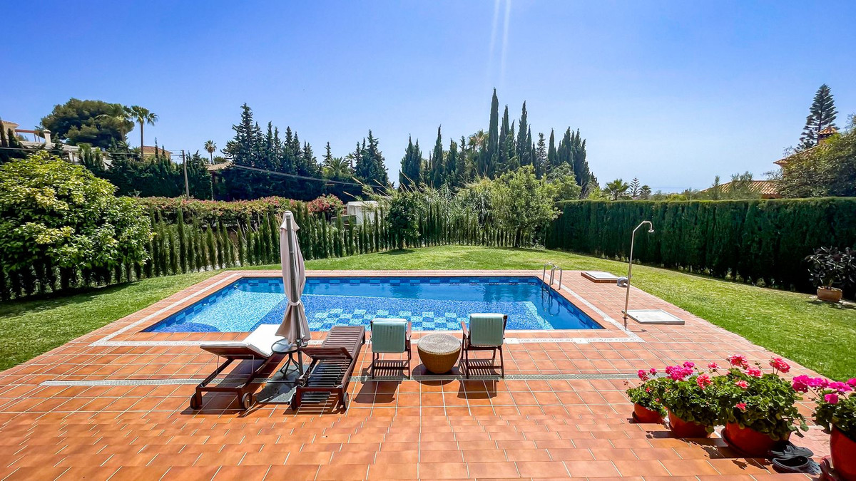 Casa de 6 Dormitorios en alquiler vacacional en El Rosario, Marbella