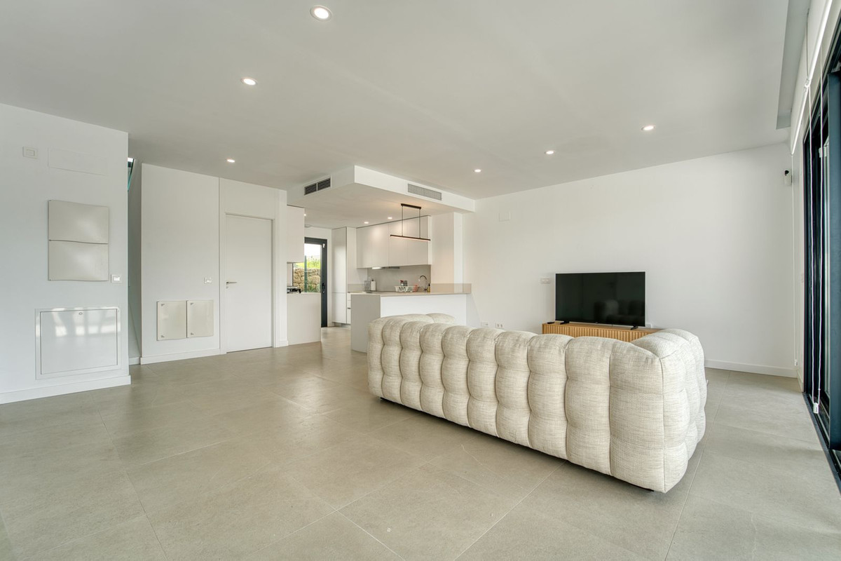 Casa Adosada de 3 Dormitorios y 2 Baños en venta en Atalaya, Estepona