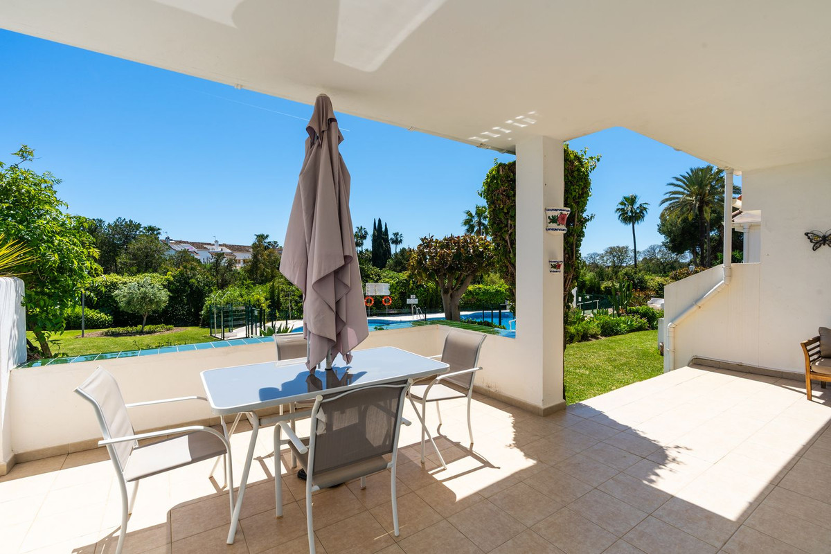 Piso de 2 Dormitorios en venta en El Paraíso, Estepona