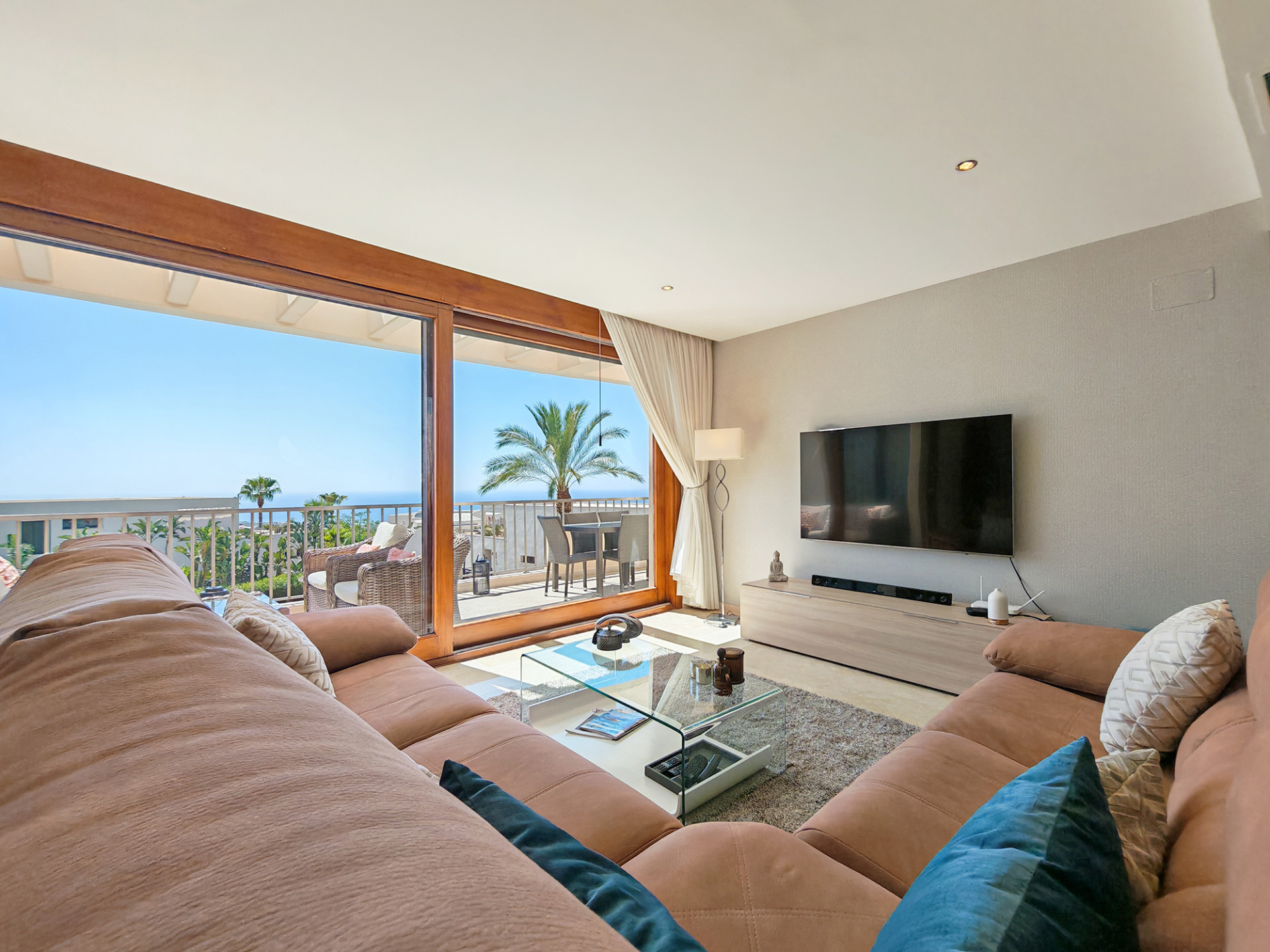 Piso de 3 Dormitorios y 2 Baños en venta en Los Monteros, Marbella