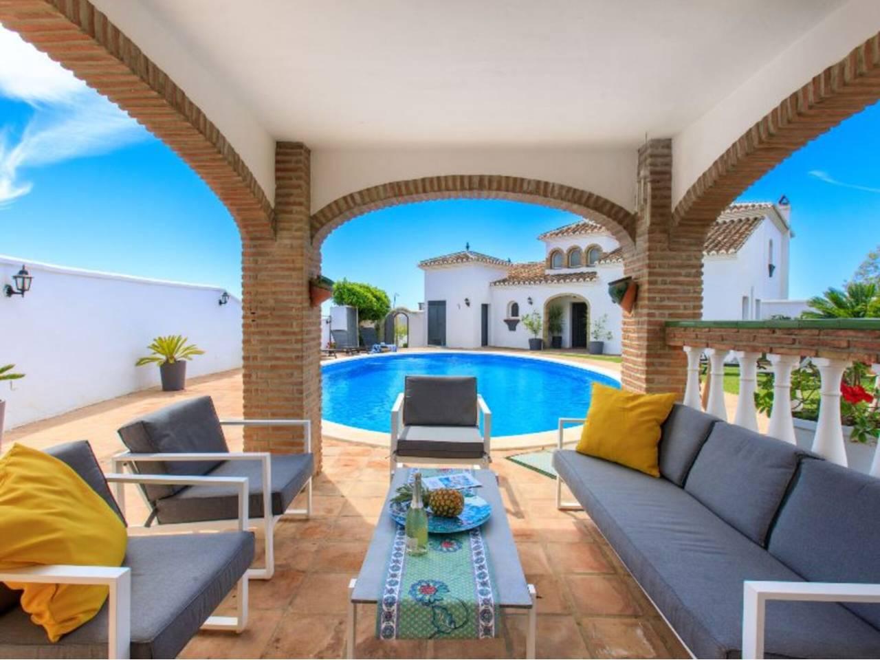 Casa Adosada de 4 Dormitorios y 3 Baños en alquiler vacacional en Torrox Costa