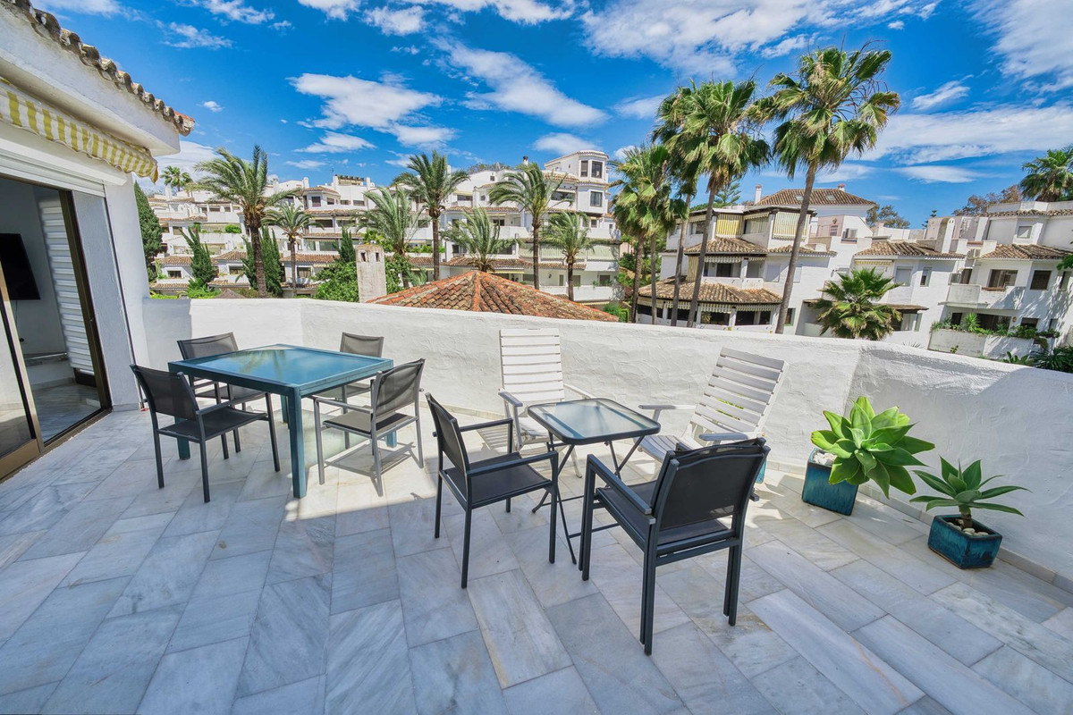 Piso de 2 Dormitorios en alquiler en Elviria, Marbella