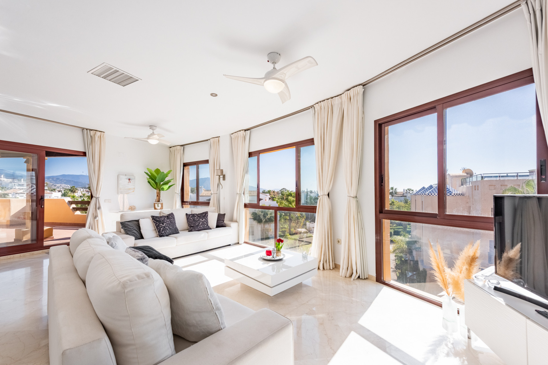 Ático de 3 Dormitorios y 3 Baños en venta en Estepona