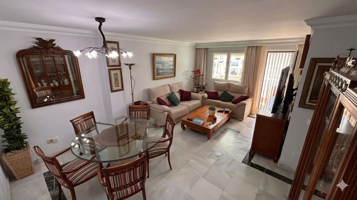 Piso de 4 Dormitorios en venta en Milla de Oro, Marbella