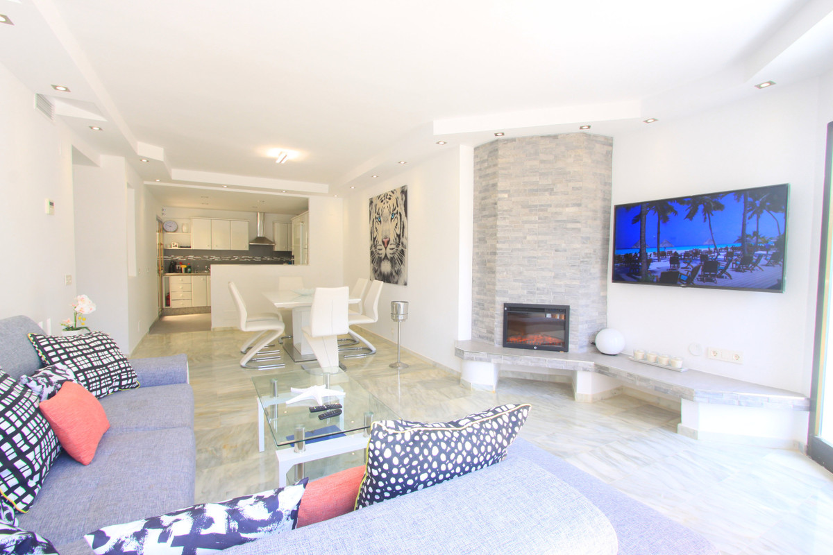 Piso de 2 Dormitorios en alquiler en Elviria, Marbella
