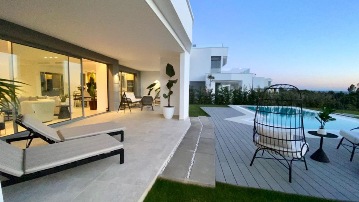 Casa de 4 Dormitorios y 3 Baños en venta en Los Monteros, Marbella