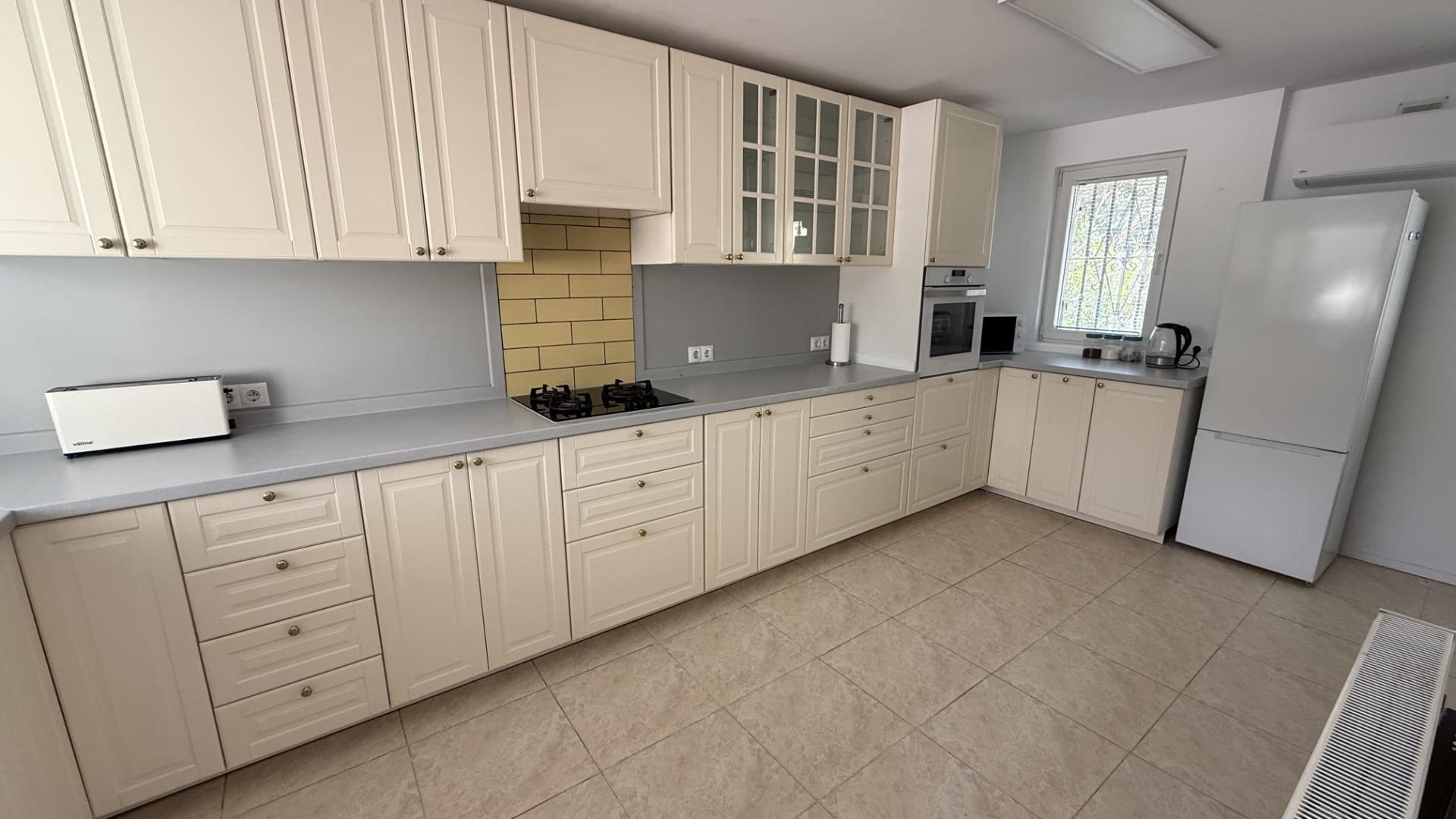 Casa de 4 Dormitorios y 3 Baños en alquiler en El Faro, Mijas