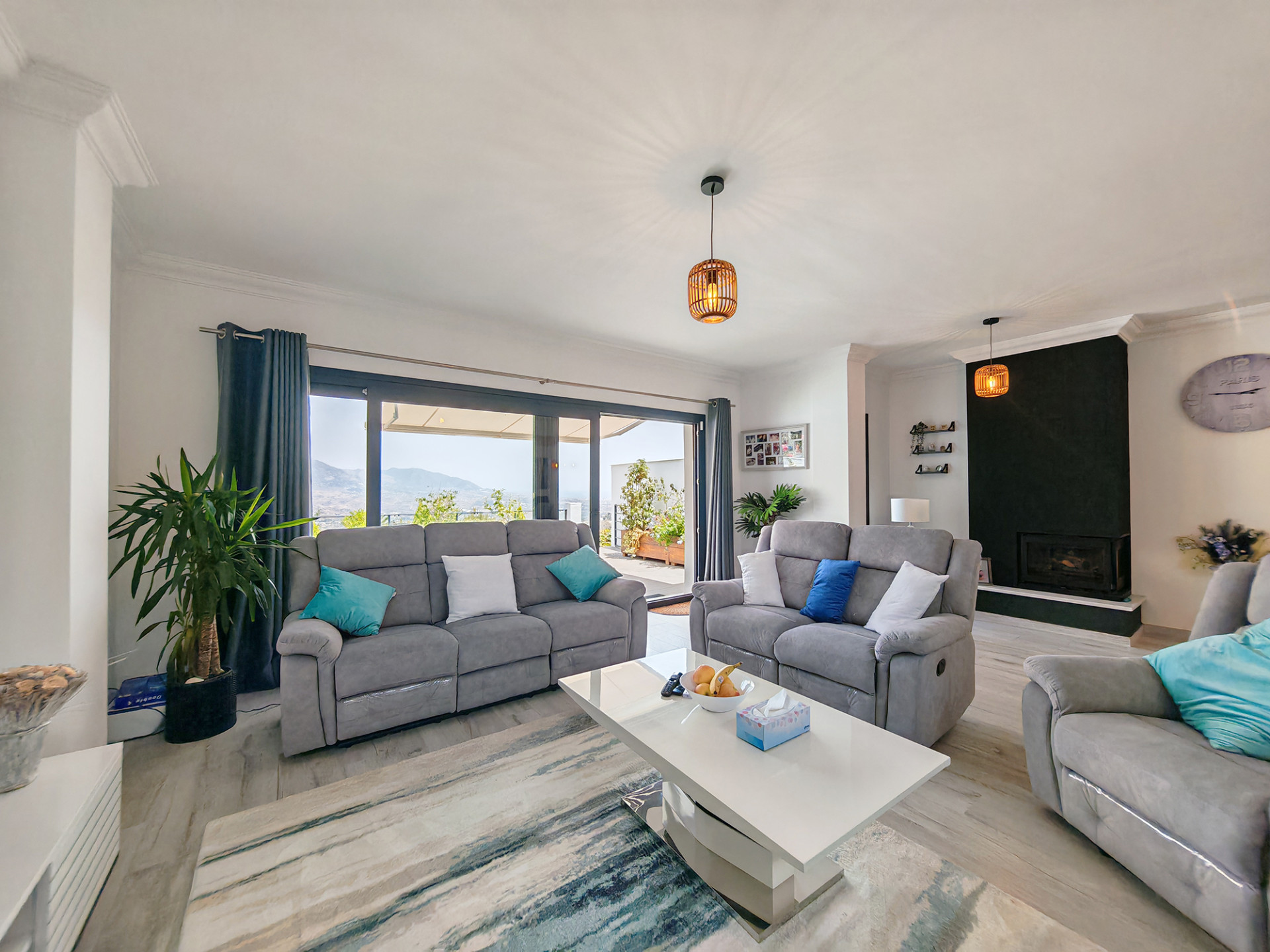 Casa Adosada de 3 Dormitorios en venta en La Mairena, Marbella