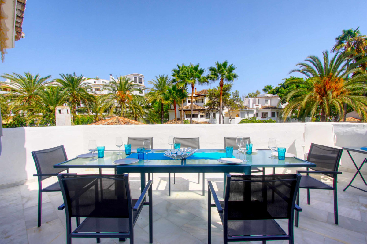 Piso de 2 Dormitorios en alquiler en Elviria, Marbella