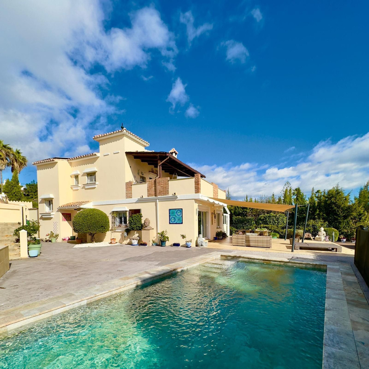 Casa de 6 Dormitorios y 5 Baños en venta en Estepona