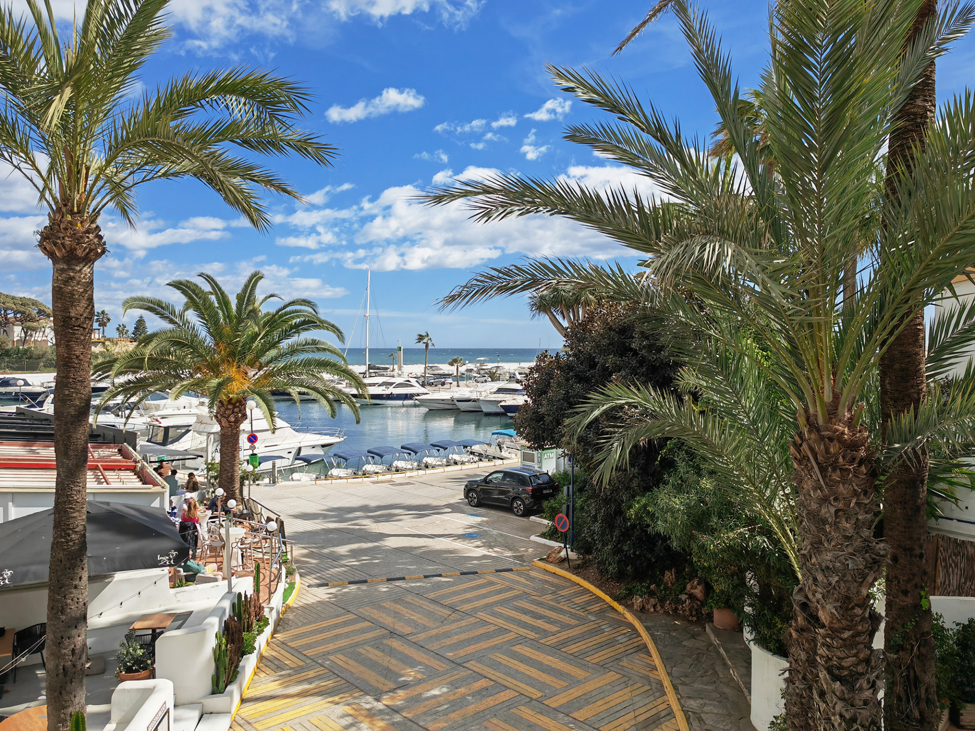 Piso de 2 Dormitorios y 2 Baños en venta en Cabopino, Marbella
