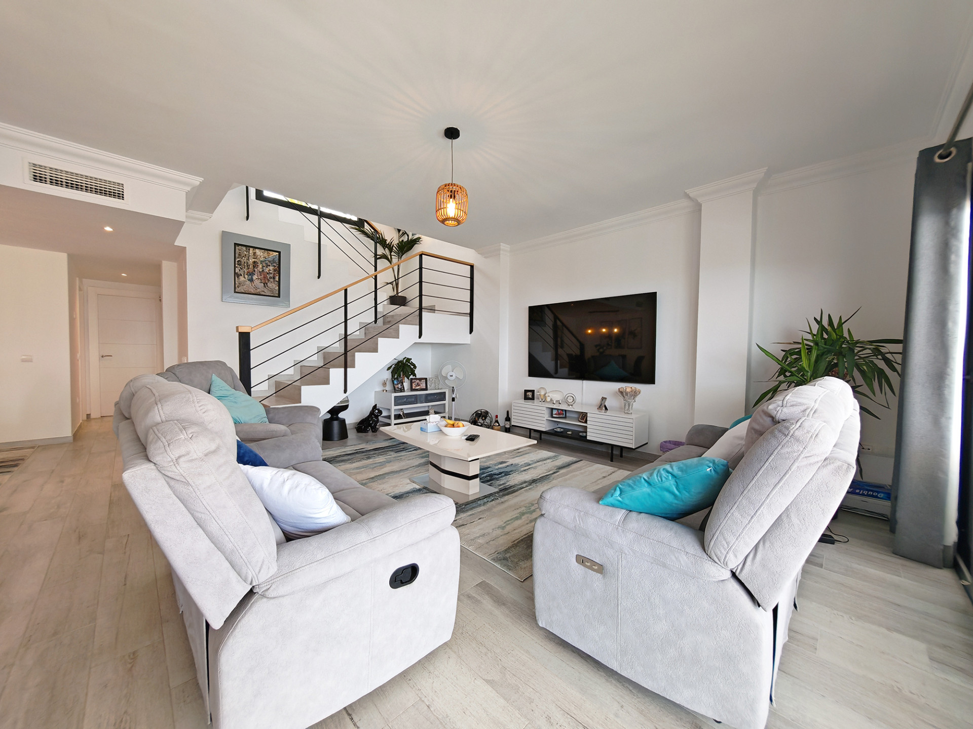 Casa Adosada de 3 Dormitorios en venta en La Mairena, Marbella