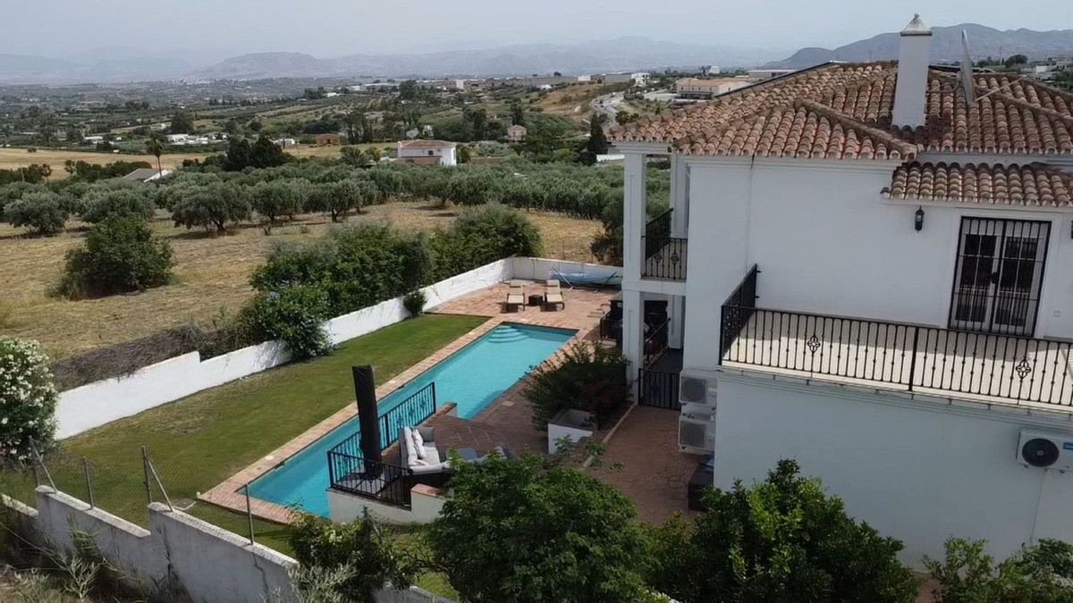 4 Bed, 4 Bath - Villa for Sale in Alhaurin el Grande