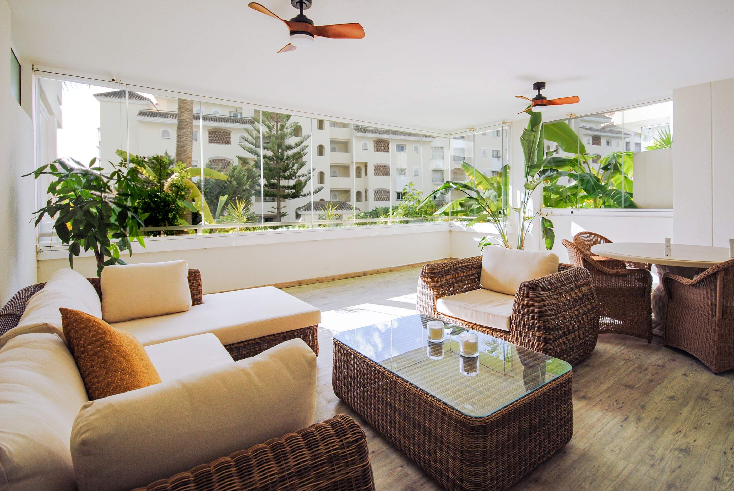 Piso de 2 Dormitorios en venta en Elviria, Marbella