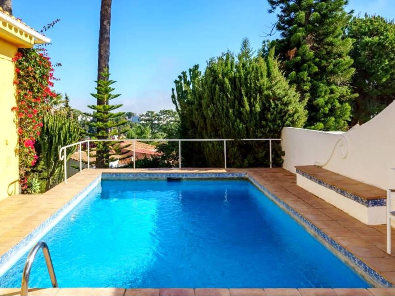 Casa Adosada de 4 Dormitorios y 2 Baños en alquiler vacacional en Nueva Andalucía, Marbella