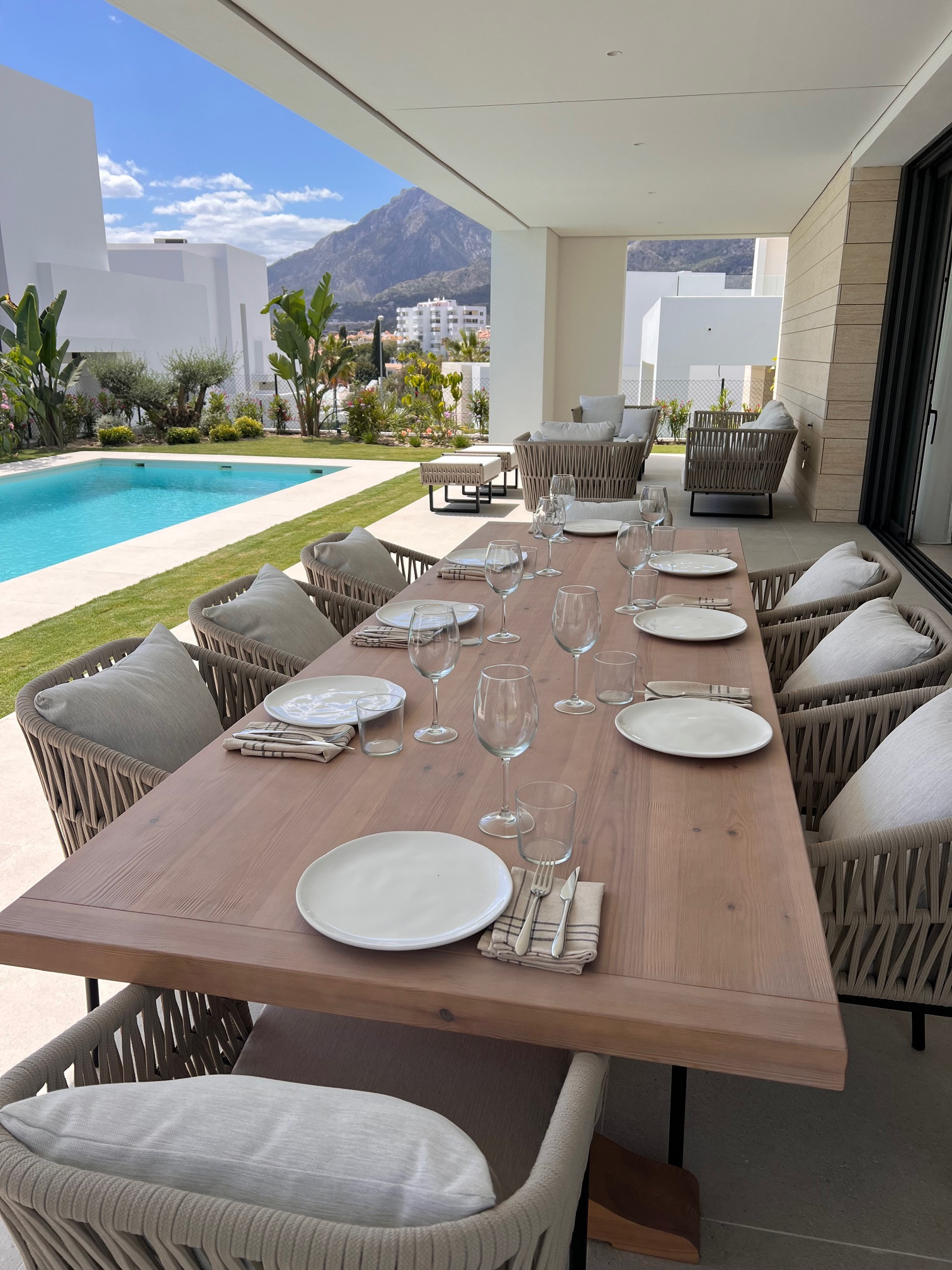 Casa de 5 Dormitorios y 5 Baños en alquiler vacacional en Río Real, Marbella