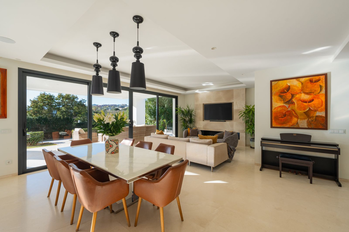 6 Bed - Villa for Sale in Nueva Andalucia, Marbella