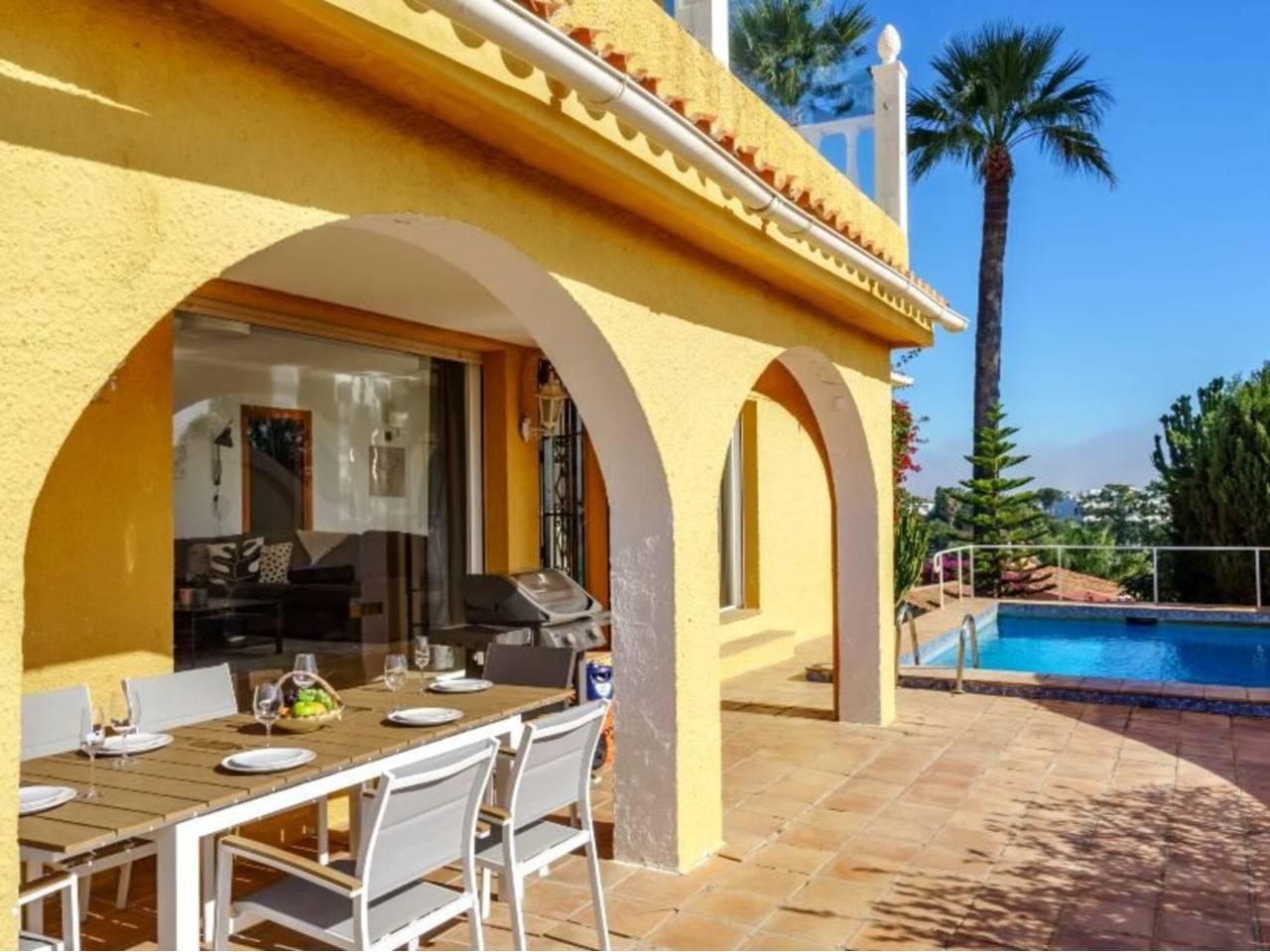 Casa Adosada de 4 Dormitorios y 2 Baños en alquiler vacacional en Nueva Andalucía, Marbella