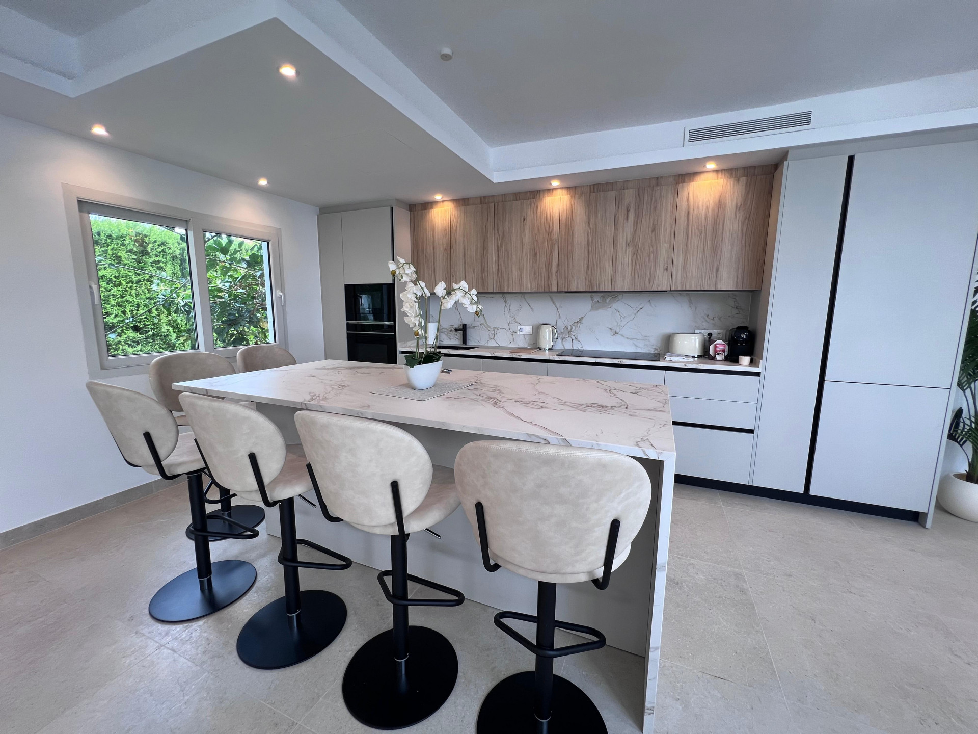 Casa de 4 Dormitorios y 3 Baños en alquiler en Las Chapas, Marbella
